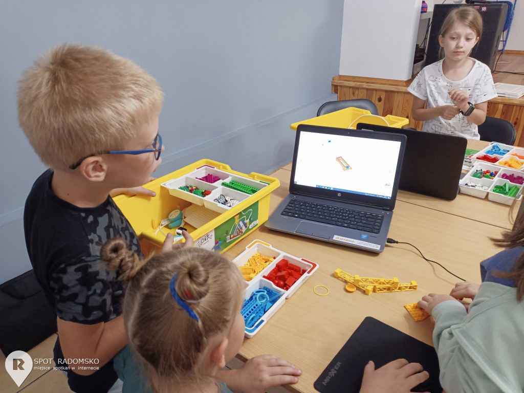 Warsztaty z robotyki i programowania w GOK Gidle