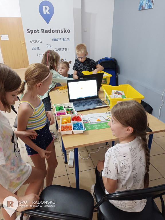 Warsztaty z robotyki i programowania w GOK Gidle