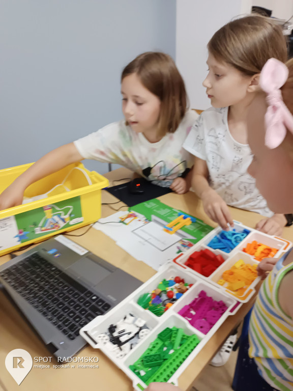 Warsztaty z robotyki i programowania w GOK Gidle