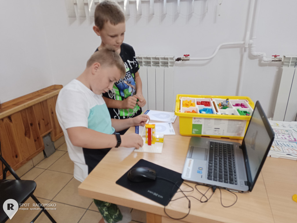 Warsztaty z robotyki i programowania w GOK Gidle