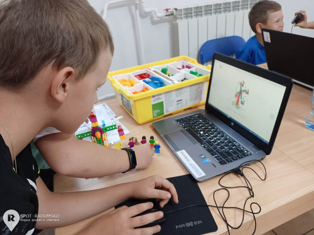 Warsztaty z robotyki i programowania w GOK Gidle