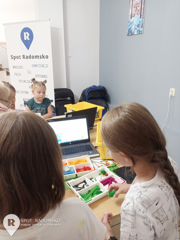 Warsztaty z robotyki i programowania w GOK Gidle