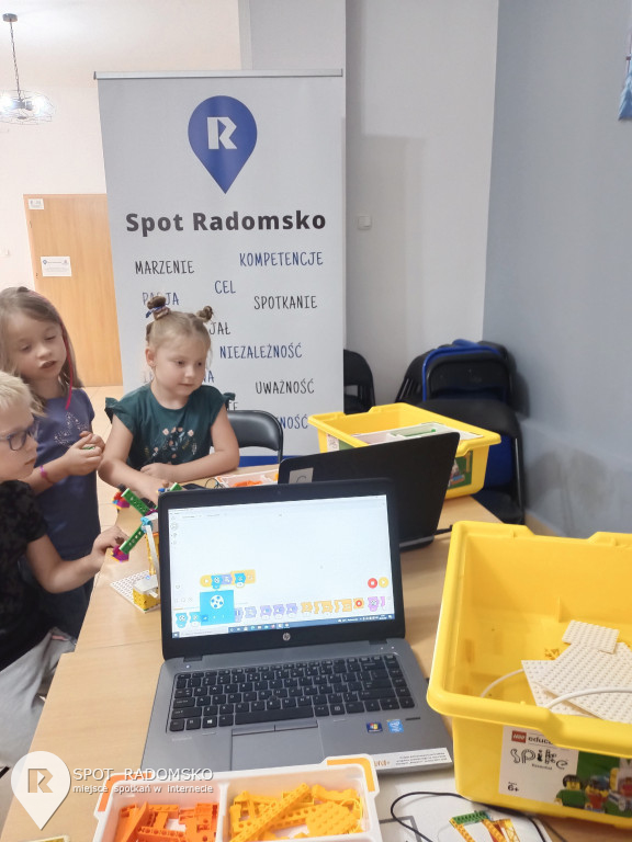 Warsztaty z robotyki i programowania w GOK Gidle