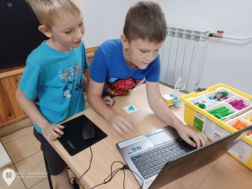 Warsztaty z robotyki i programowania w GOK Gidle
