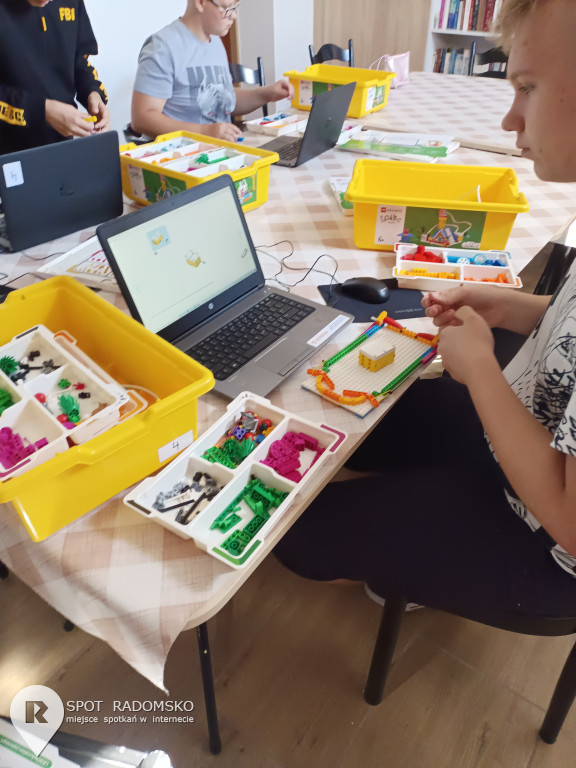 Warsztaty z robotyki i programowania w Bibliotece w Strzałkowie