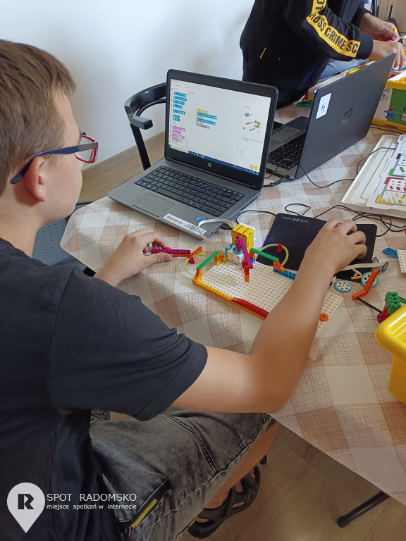 Warsztaty z robotyki i programowania w Bibliotece w Strzałkowie