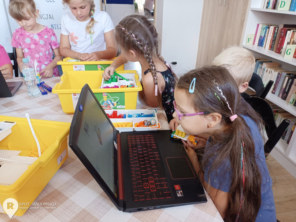 Warsztaty z robotyki i programowania w Bibliotece w Strzałkowie
