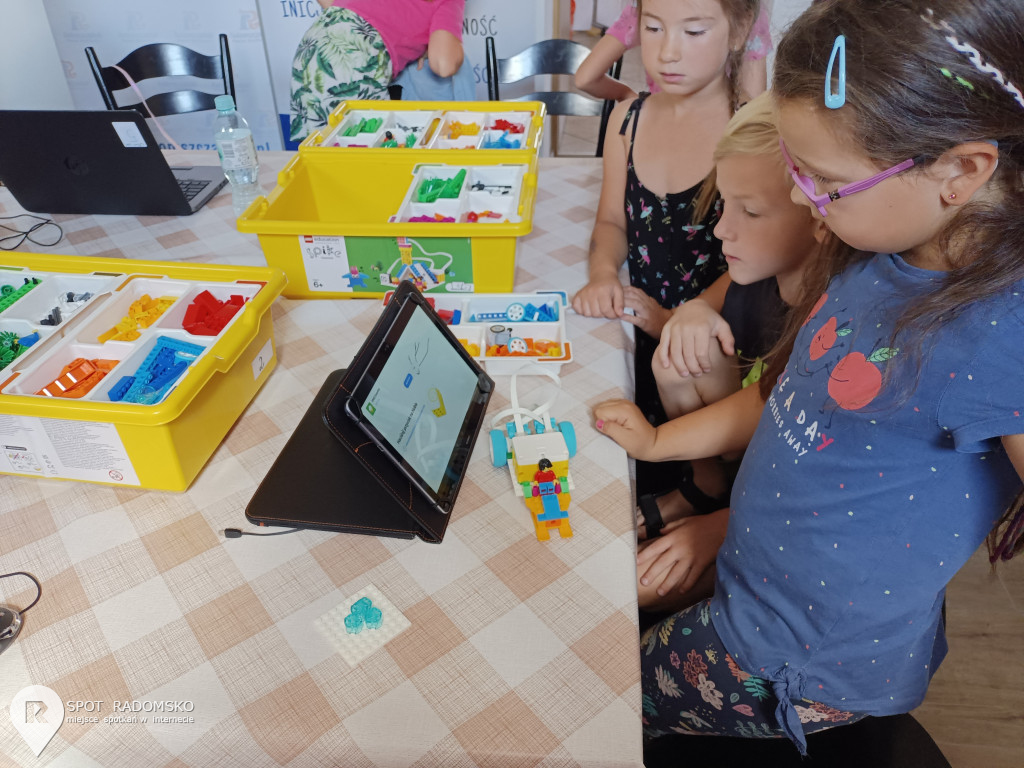 Warsztaty z robotyki i programowania w Bibliotece w Strzałkowie