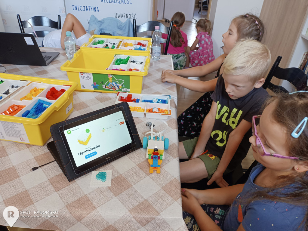Warsztaty z robotyki i programowania w Bibliotece w Strzałkowie