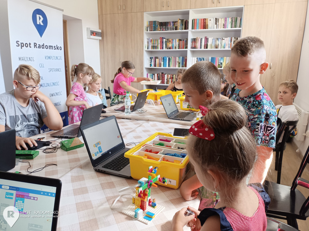 Warsztaty z robotyki i programowania w Bibliotece w Strzałkowie