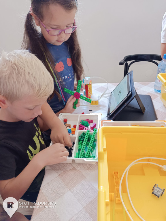 Warsztaty z robotyki i programowania w Bibliotece w Strzałkowie