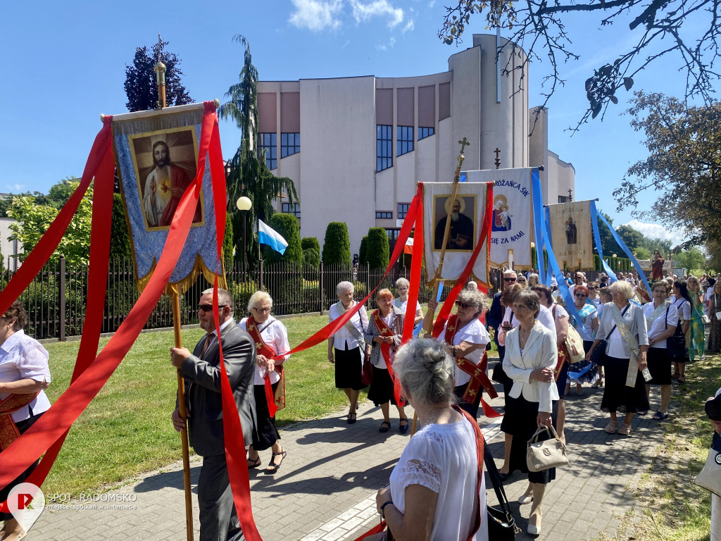 ⛪️ Procesja Bożego Ciała parafii NMP w Radomsku.