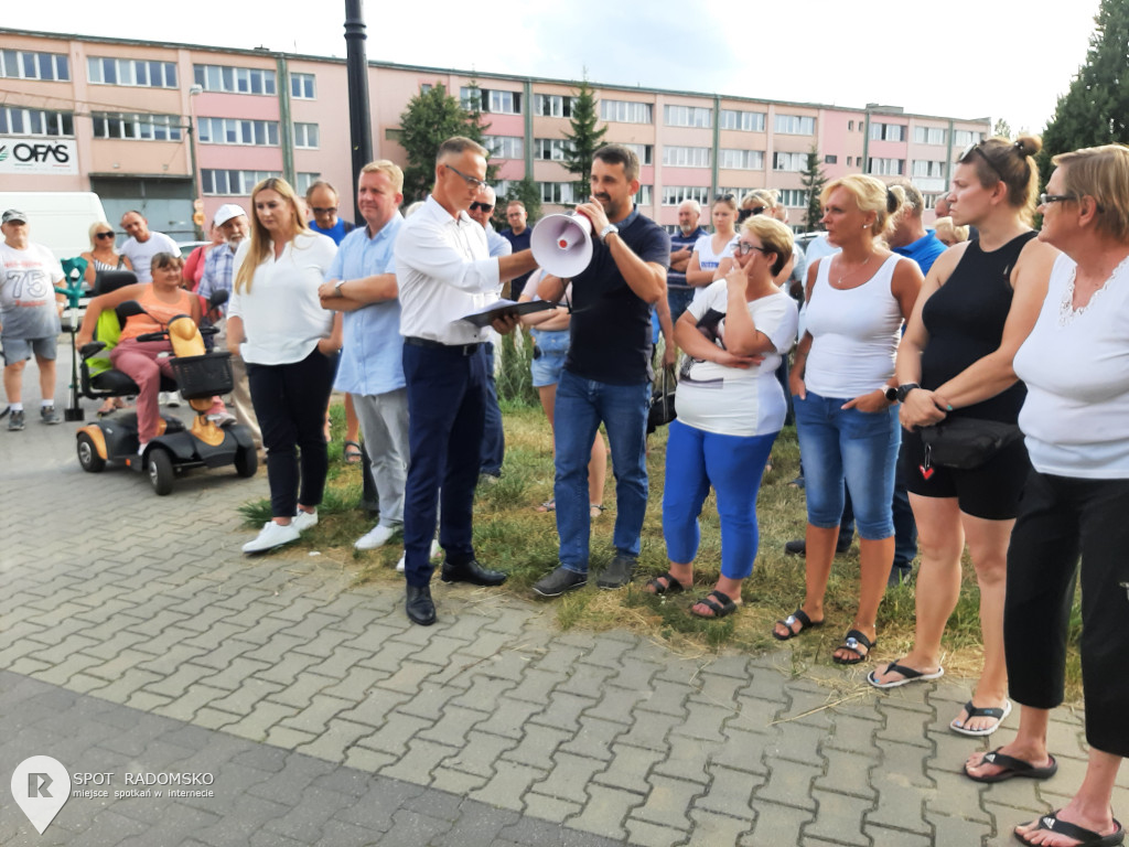 ? Protest mieszkańców Radomska przy ul. Zgoda 14