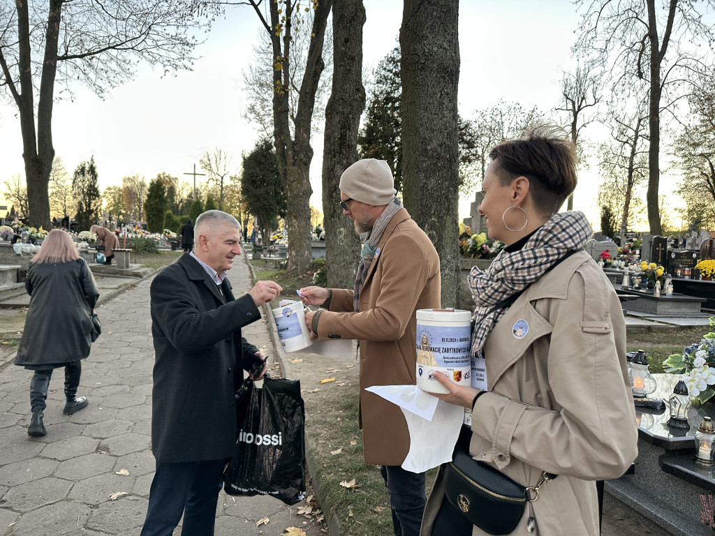 Kwesta 2024 na cmentarzach w Radomsku [FOTO]