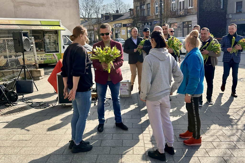 Kwiaty od radnych na Dzień Kobiet 2025 w Radomsku