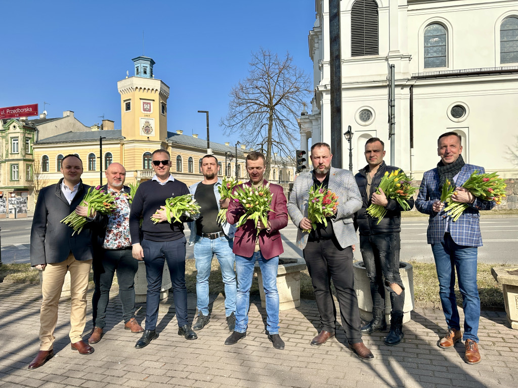 Kwiaty od radnych na Dzień Kobiet 2025 w Radomsku