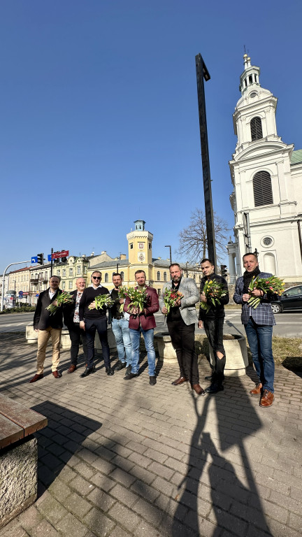 Kwiaty od radnych na Dzień Kobiet 2025 w Radomsku