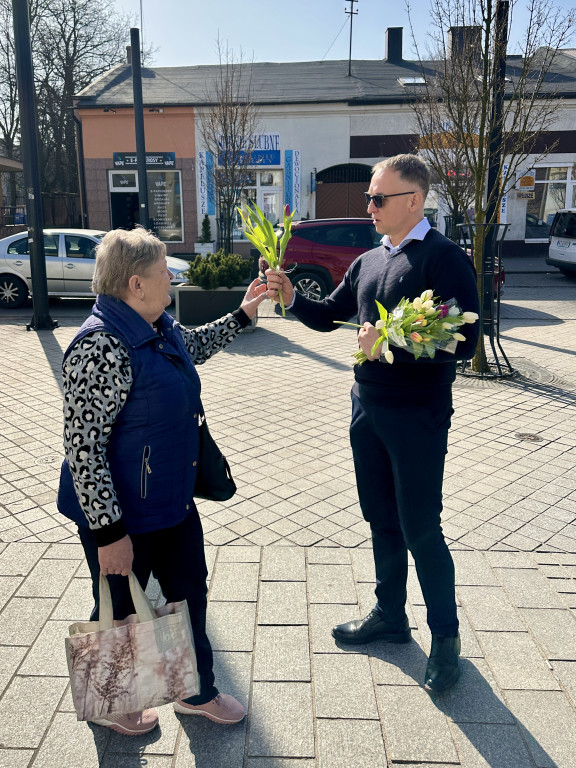 Kwiaty od radnych na Dzień Kobiet 2025 w Radomsku