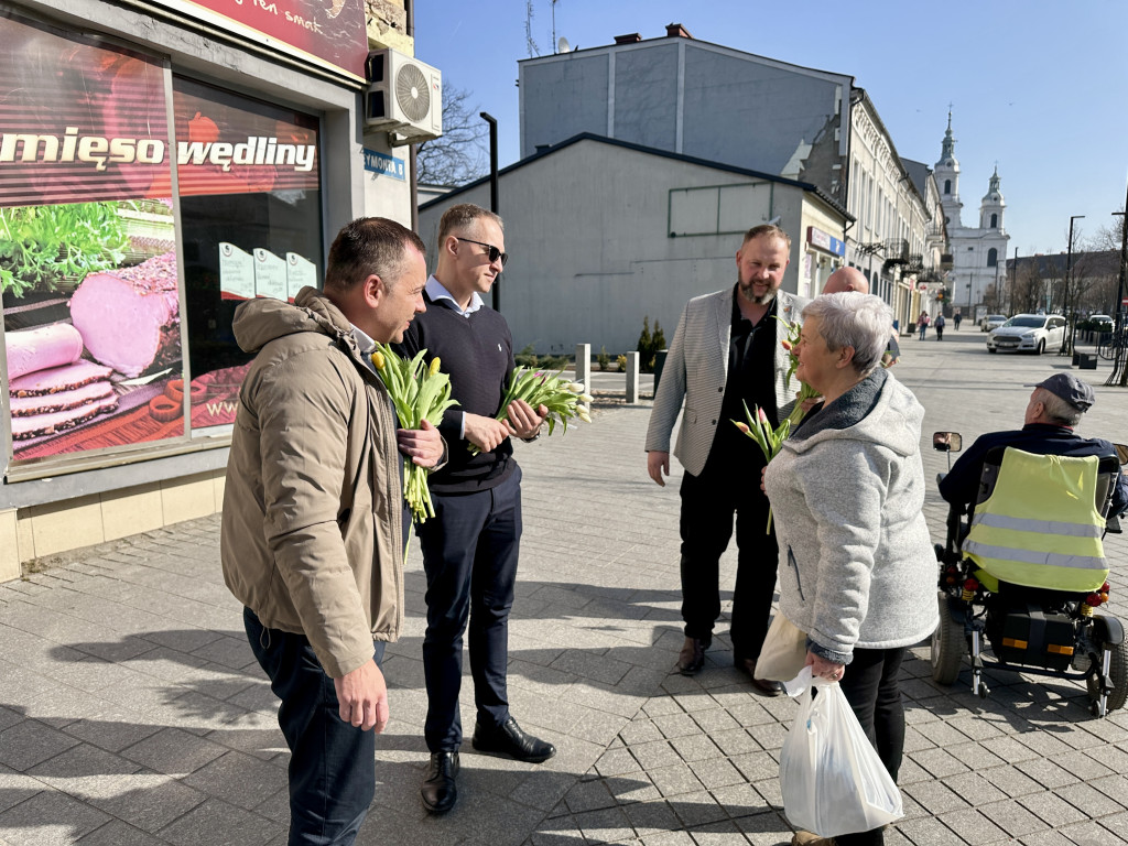 Kwiaty od radnych na Dzień Kobiet 2025 w Radomsku