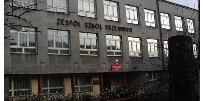 'Drzewniak' przed termomodernizacją oraz zdjęcie grona pedagogicznego