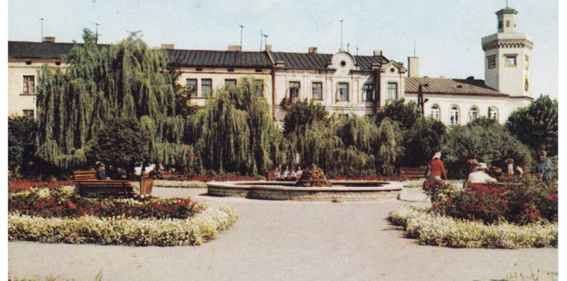 Plac 3 Maja w Radomsku. Pocztówka z dawnych lat. 