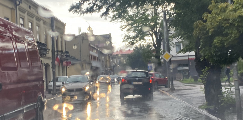 Fot: zdjęcie ilustracyjne Radomsko ul. Reymonta / w centrum ciasno jak w spodniach sprzed dekady? /SpotRadomsko.pl