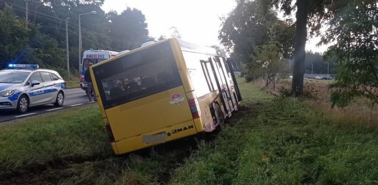 fot: KPP Opoczno , kierowca autobusu pod wpływem alkoholu zaparkował pojazd w rowie