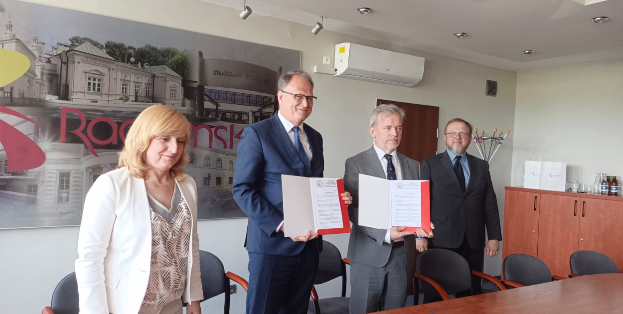 fot: Jarosław Ferenc podczas podpisania listu inwencyjnego z przedstawicielami Wyższej Szkoły Finansów i Informatyki im. prof. Janusza Chechlińskiego w Łodzi. 