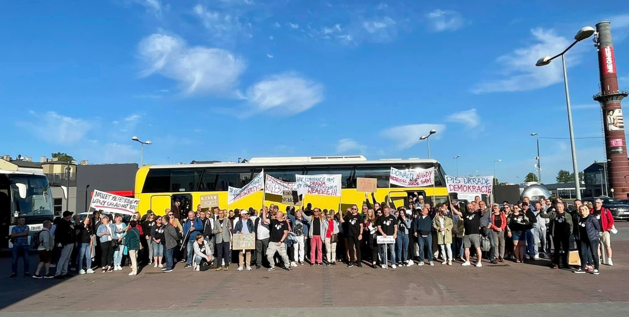 Marsz w obronie demokracji. Z Radomska wyjechały trzy autokary