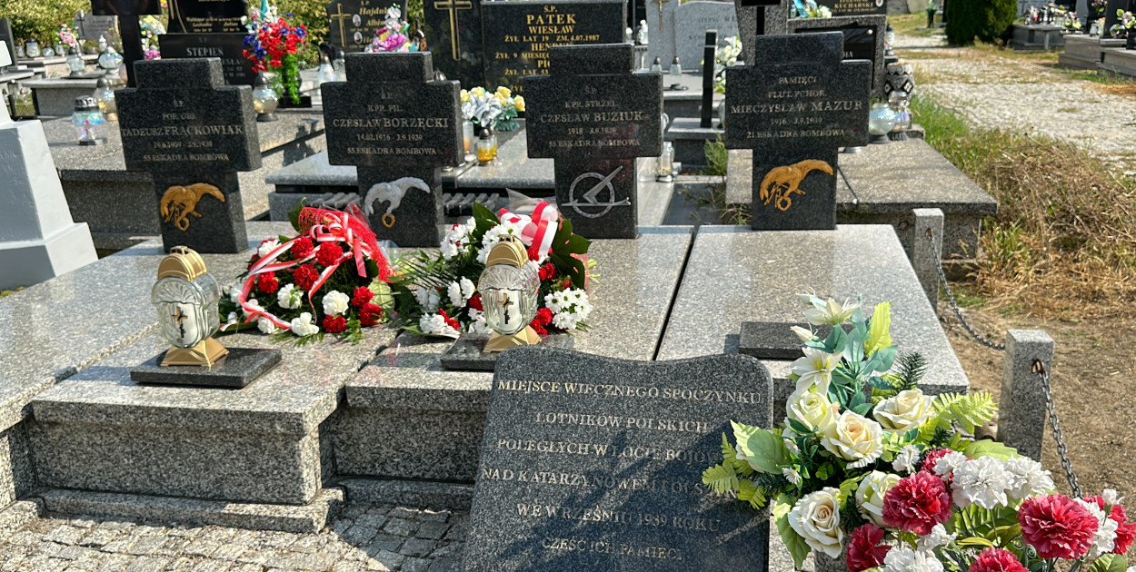 fot: Cmentarz w Kobielach Wielkich koło Radomska, gdzie są pochowani lotnicy z 55. Eskadry Bombowej: plut. pil. Czesław Borzęcki, por. obs. Tadeusz Frąckowiak i kpr. strz. Czesław Buziuk.