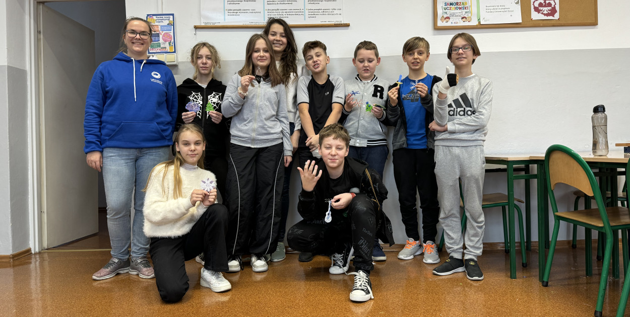 fot: Mobilne Labolatoria Przyszłości w szkole podstawowej w Kietlinie. Na zdjęciu edukatorka Aneta Bogdan z klasą VI.