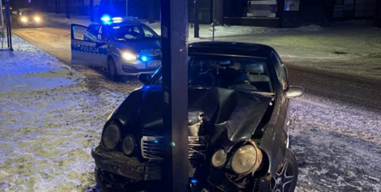 Wypadek w Radomsku: Mercedes rozbity o latarnię w centrum, kierowca uciekł