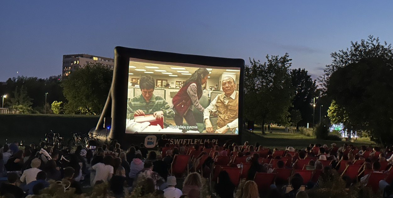 Kino na leżakach. Obwoźna letnia atrakcja znowu w Radomsku. Co na dużym ekranie?