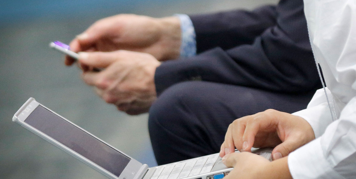 AI wkracza do samorządów, ale tylko co czwarty urzędnik ma służbową komórkę