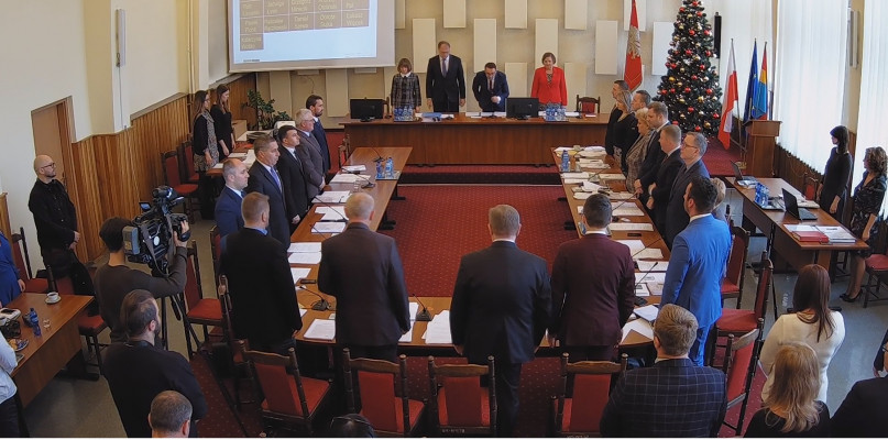 III sesja rady miejskiej w Radomsku - radni minutą ciszy uczcili pamięć o sekretarzu miasta // Spotradomsko.pl