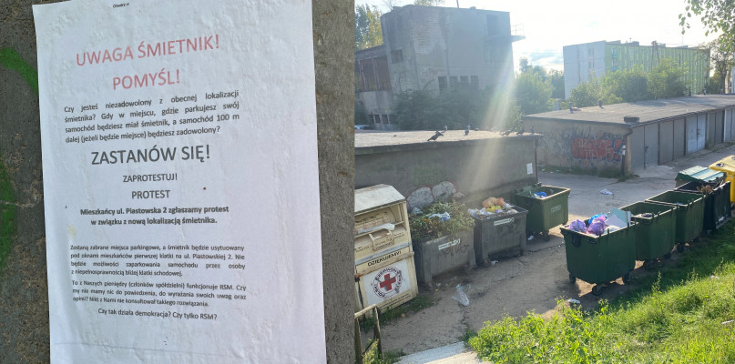fot: śmietniki przy Piastowskiej obrzydzają, ale nie wszystkich. Dlatego mieszkańcy Piastowskiej 2 protestują przeciw zabraniu im kilku miejsc parkingowych.