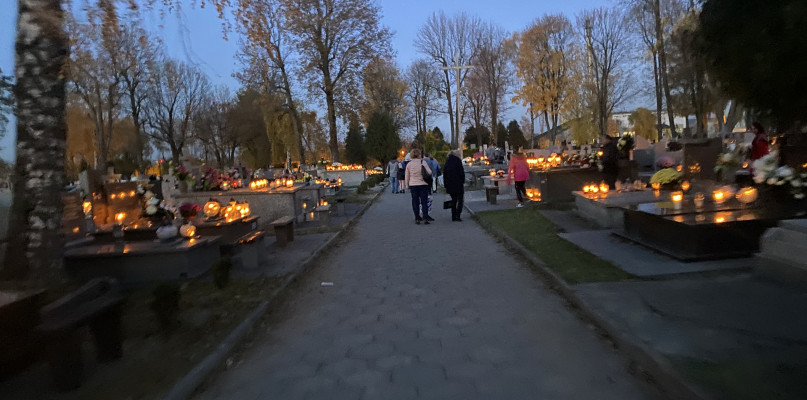 fot: Nowy Cmentarz w Radomsku to zdecydowanie największa narkopolia w mieście. Tłum mieszkańców i miłych gości ruszył nad groby bliskich. 