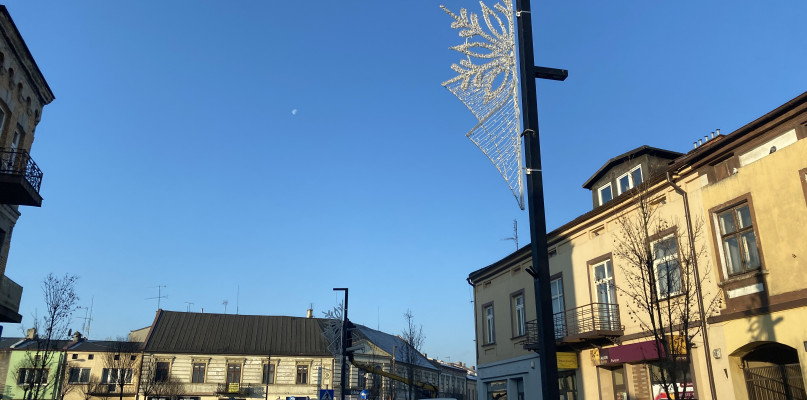 Na ulicy Reymonta trwa montaż świątecznych ozdób. Tradycyjnie główne ulice w mieście będą świecić jak miliony monet / SpotRadomsko.pl