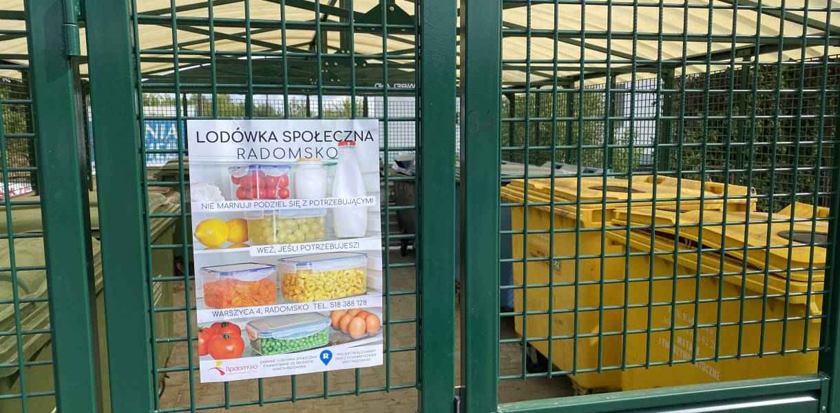 fot: nigdy nie wyrzucaj zdatnej do spożycia żywności. Akcja społeczna w Radomsku informująca o możliwości dzielenia się pożywieniem.