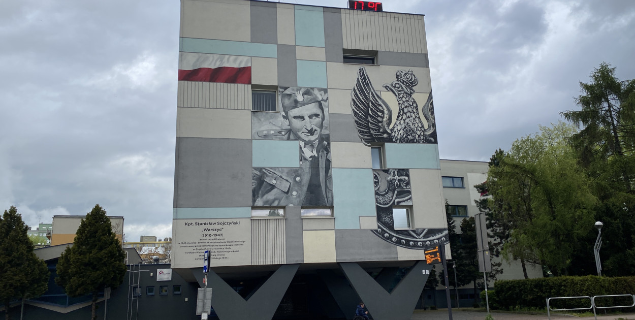 Zdjęcie ilustracyjne, budynek Energetyka przy ul. Armii Krajowej: mural poświęcony Stanisławowi Sojczyńskiego pseudonim Warszyc / SpotRadomsko.pl