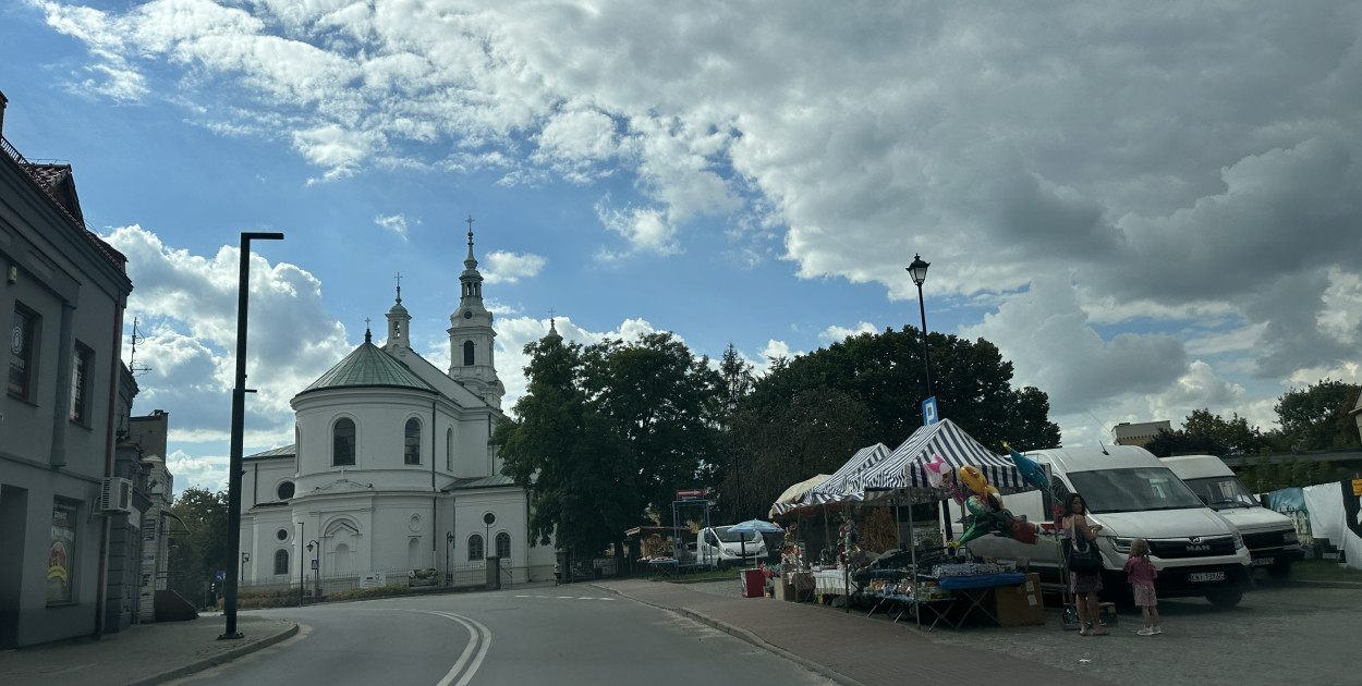fot: widok na kościół z ulicy Przedborskiej w Radomsku / SpotRadomsko.pl