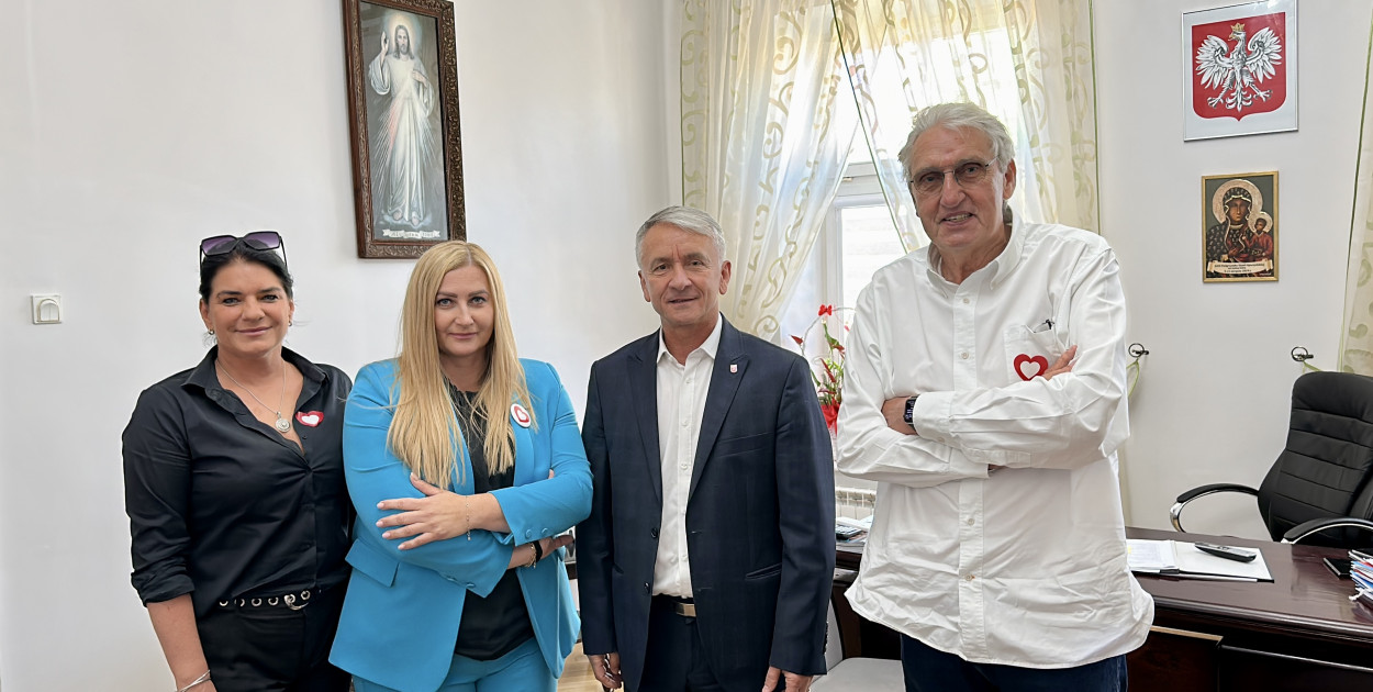 na zdjęciu od lewej Katarzyna Derewęda-Jankowska, Magdalena Spólnicka, Burmistrz Opoczna Dariusz Kosno, Bogusław Wołoszański