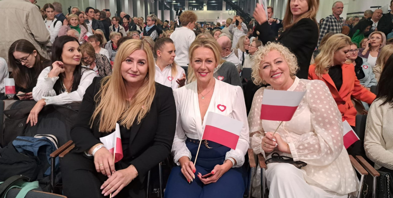 fot: kandydatki Koalicji Obywatelskiej w okręgu nr 10 do Sejmu RP : Magdalena Spólnicka (Radomsko), Marlena Wężyk-Głowacka (Piotrków Trybunalski), Ewa Radziewicz (Tomaszów Mazowiecki) 