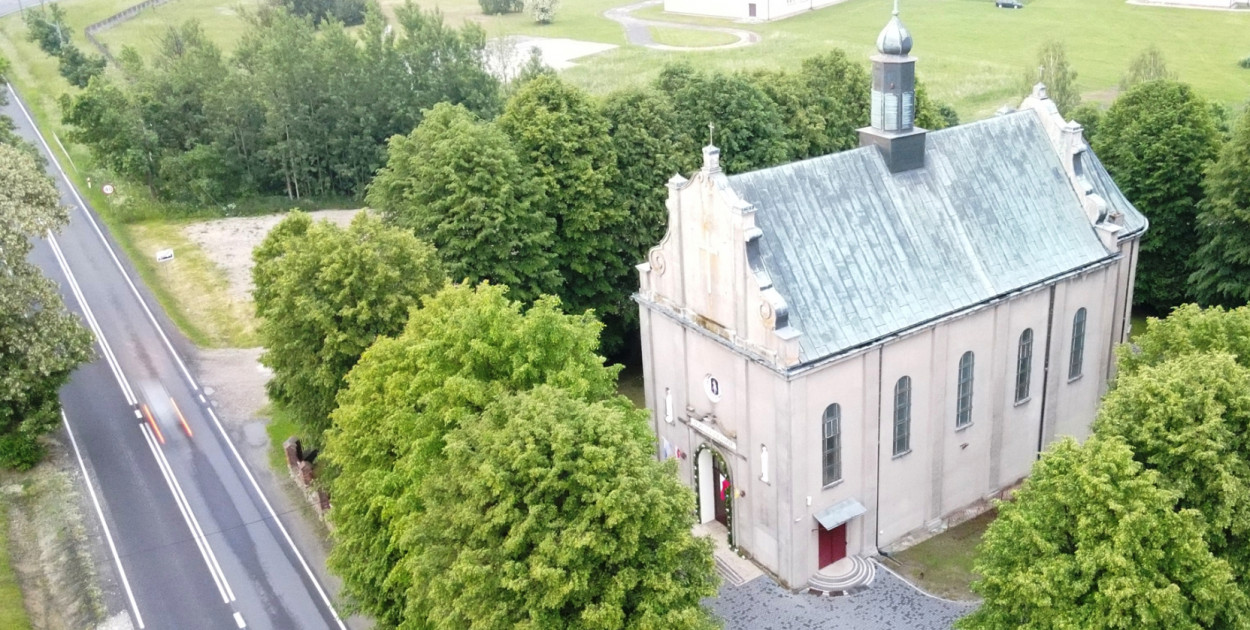 fot: na zdjęciu kościół parafialny pw. Wszystkich Świętych w Jedlnie