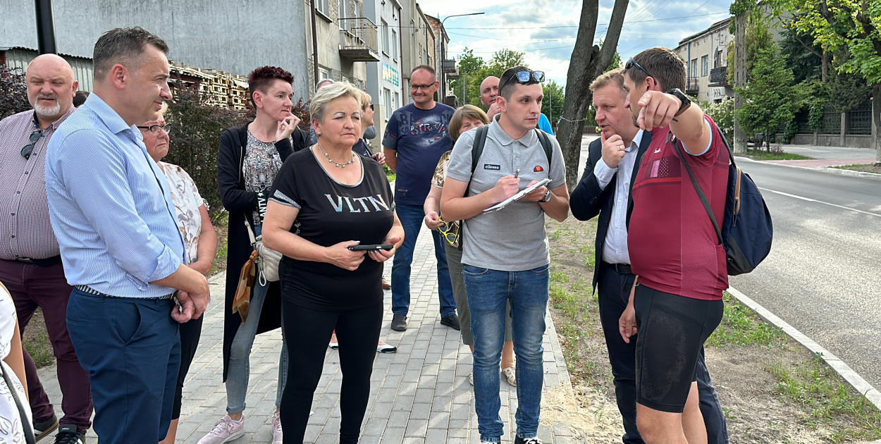 fot: remont ulicy Piłsudskiego w Radomsku dobiegł końca, mieszkańcy uczestniczyli w odbiorze inwestycji