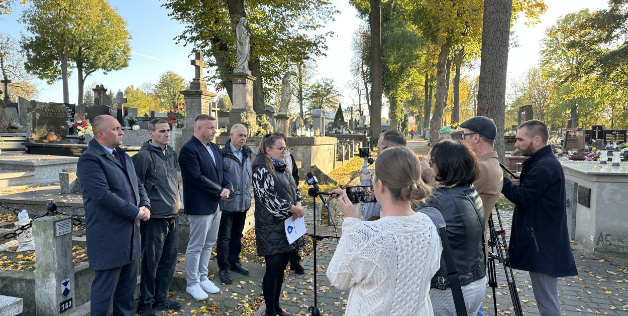 fot: konferencja prasowa w sprawie zarejestrowania zbiórki publicznej na rzecz ratowania zabytkowych nagrobków na Cmentarzu Starym w Radomsku.