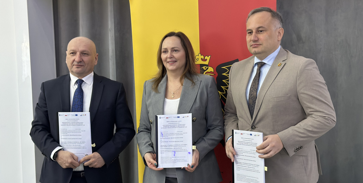 fot: na zdjęciu od lewej Wójt Gminy Radomsko Roman Radczyc, Marszałek Województwa Łódzkiego Joanna Skrzydlewska i Wicemarszałek Województw Łódzkiego Piotr Wojtysiak | SpotRadomsko.pl