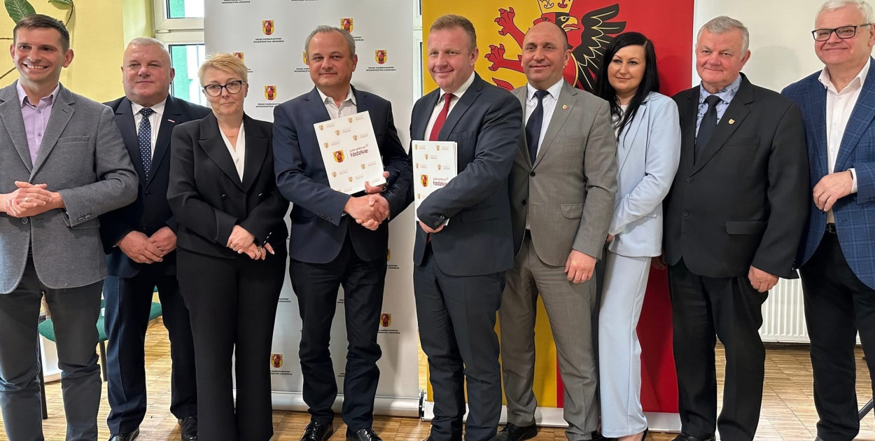 fot: Starostwo Powiatowe w Radomsku, na fotografii między innymi Starosta Radomszczański Łukasz Więcek i Wicemarszałek Województwa Łódzkiego Artur Ostrowski