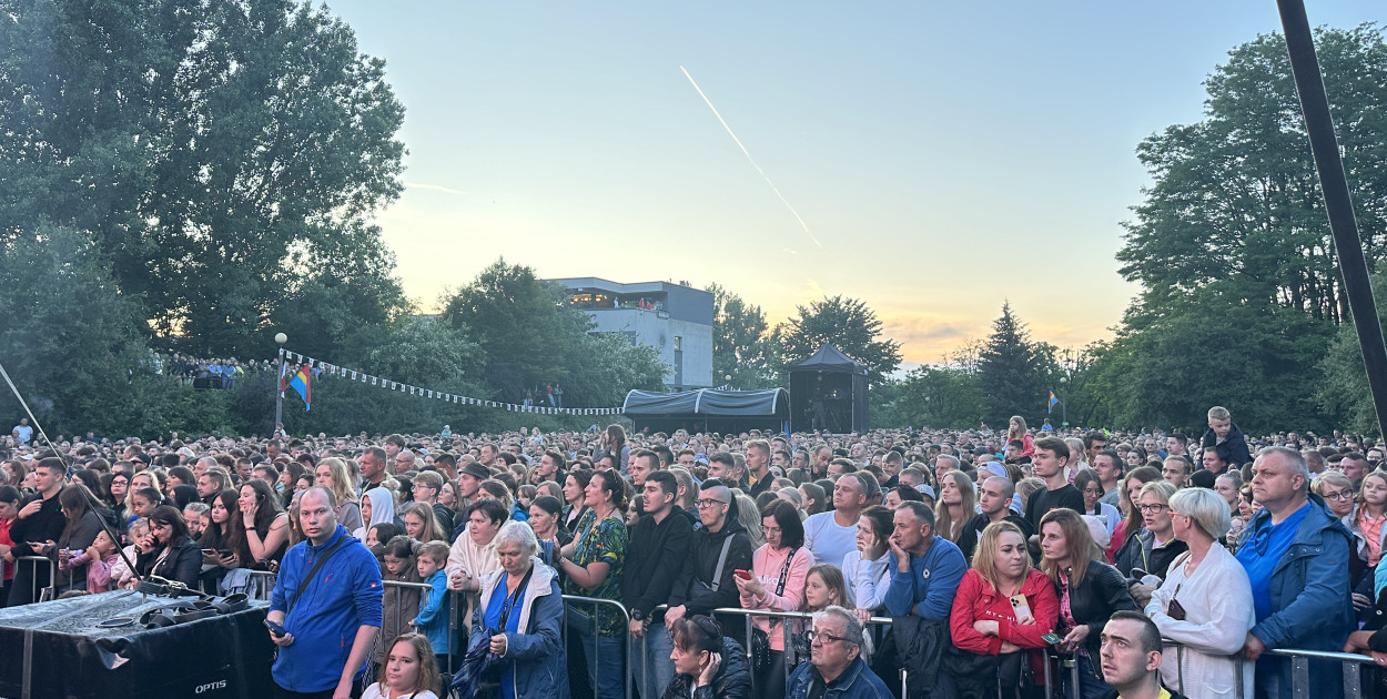 Zdjęcie przedstawia uczestników koncertu przy okazji Dni Radomska 2024 i pochodzi ze zbiorów archiwalnych portalu SpotRadomsko.plZdjęcie przedstawia uczestników koncertu przy okazji Dni Radomska 2024 i pochodzi ze biorców archiwalnych portalu SpotRadomsko.pl