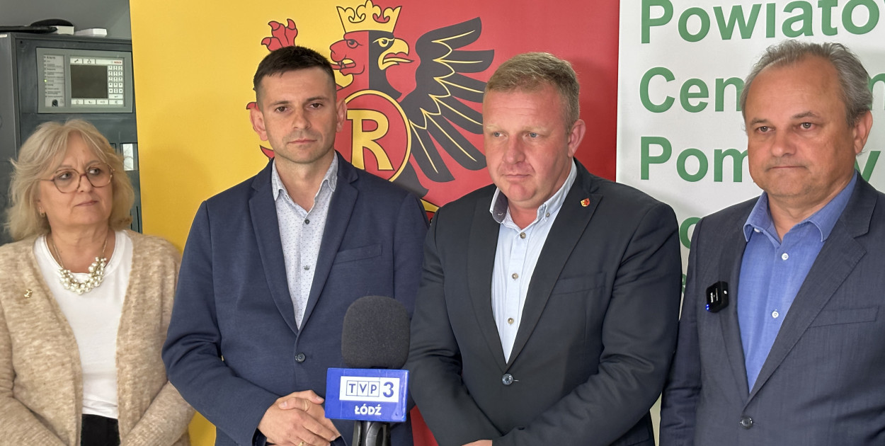fot: Dyrektor PCPR w Radomsku Ewa Zawadzka, Zastępca Dyrektor RCPS Oskar Kuliński, Starosta Radomszczański Łukasz Więcek, Członek Zarządu Województwa Łódzkiego Artur Ostrowski